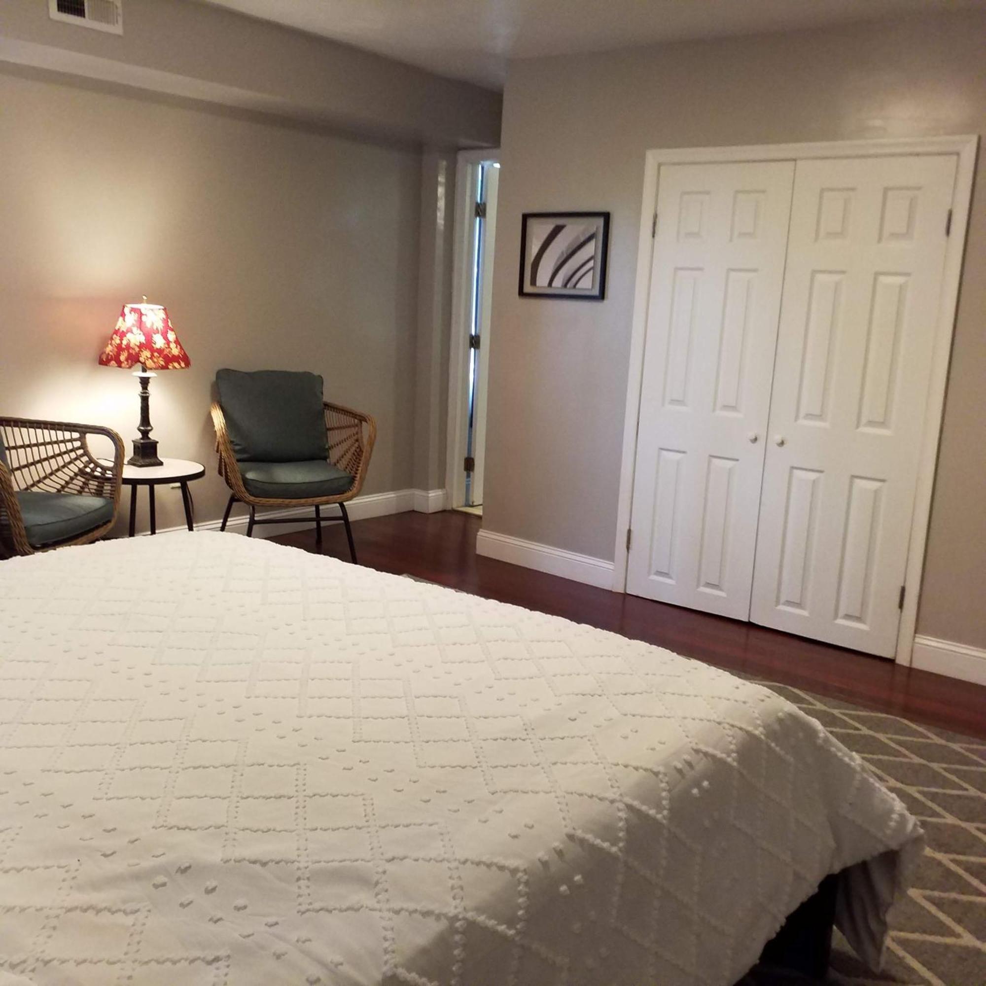 Fairmount House At The Mann Free Street Parking Quiet Spacious Guest house